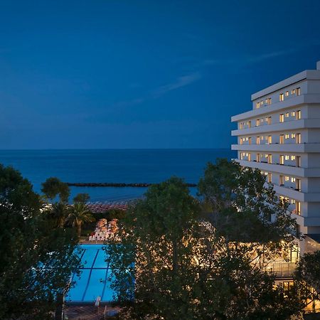 Serena Majestic Residence Montesilvano Bagian luar foto