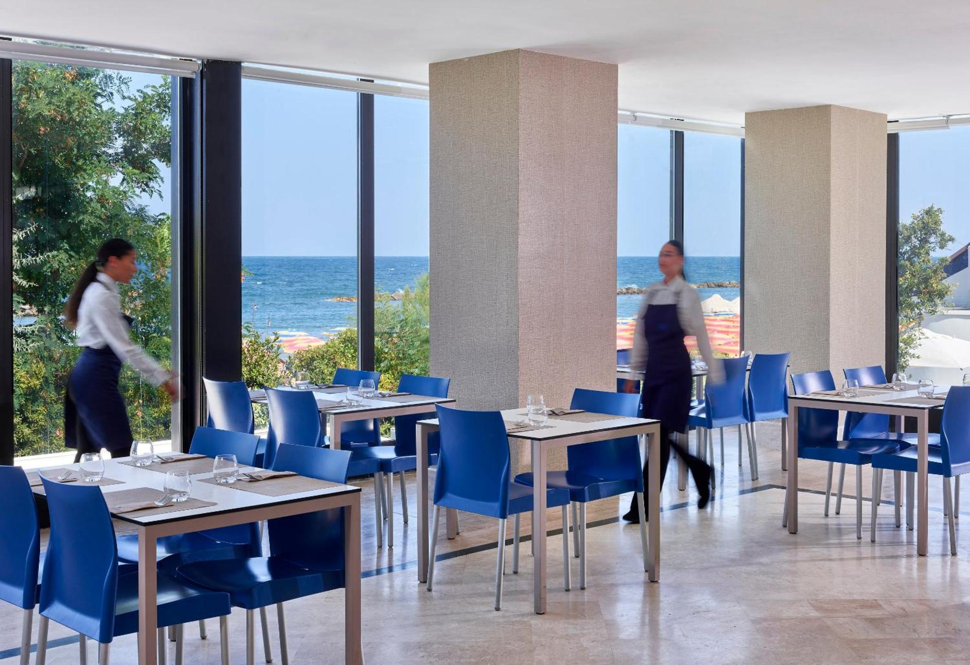Serena Majestic Residence Montesilvano Bagian luar foto