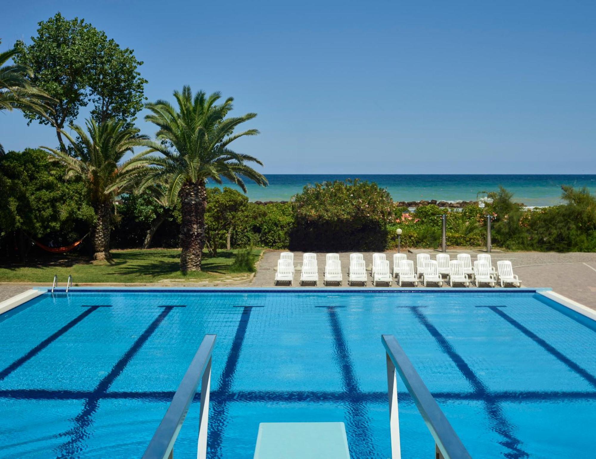 Serena Majestic Residence Montesilvano Bagian luar foto