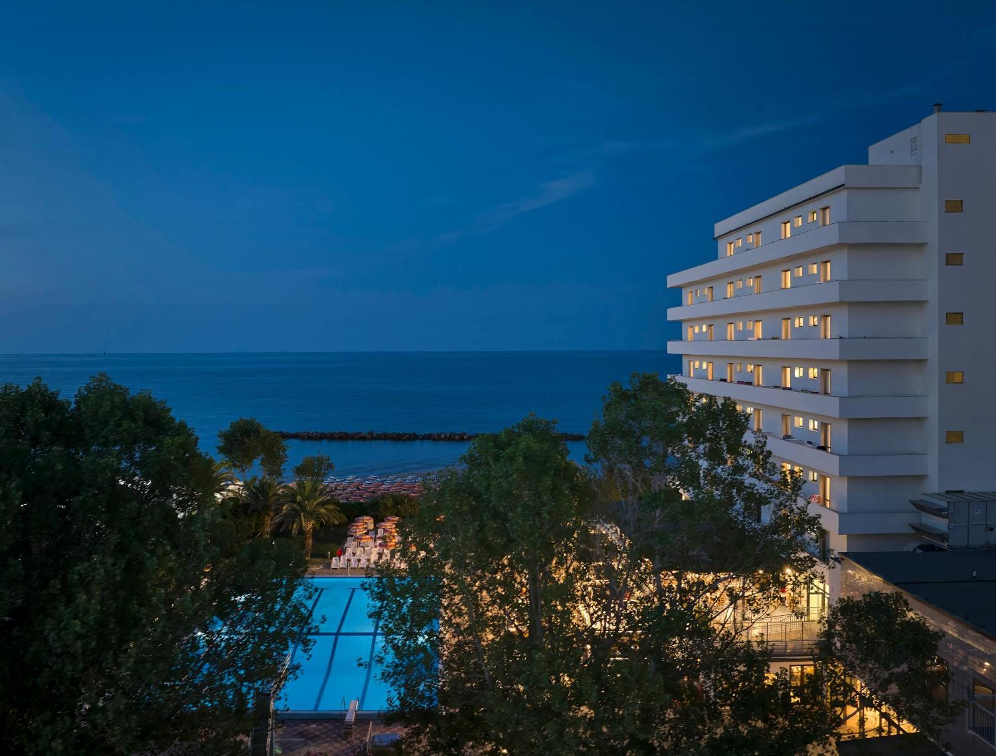 Serena Majestic Residence Montesilvano Bagian luar foto